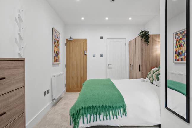 Beautiful Furnished Studio at The Hive – All Bills Main Photo