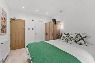 Beautiful Furnished Studio at The Hive – All Bills Main Photo