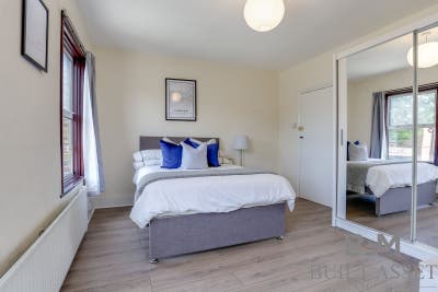 Spacious double room / Northfields area Main Photo