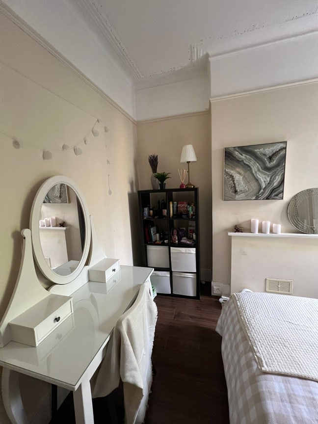 Lovely room super close to the tube Main Photo