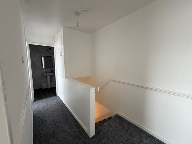  3-Bed Split-Level Flat-Buttsbury Road, IG1 Main Photo