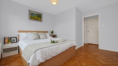 Spacious Ensuite - South Ealing Main Photo