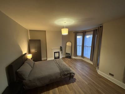 1 x Large Double (6 min walk to Ashford Int.) Main Photo