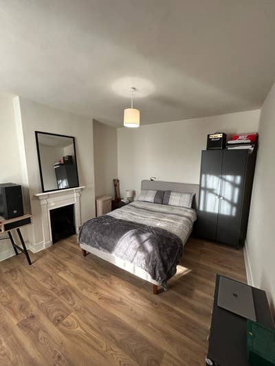 1 x Large Double (6 min walk to Ashford Int.) Main Photo