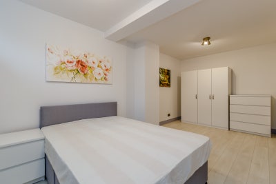 Large double bed, waterfront property close to CW Main Photo