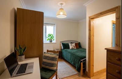 &pound;900 No Bills No Deposit + Ensuite + Living Space  Main Photo
