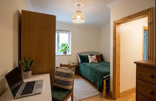&pound;900 No Bills No Deposit + Ensuite + Living Space  Main Photo