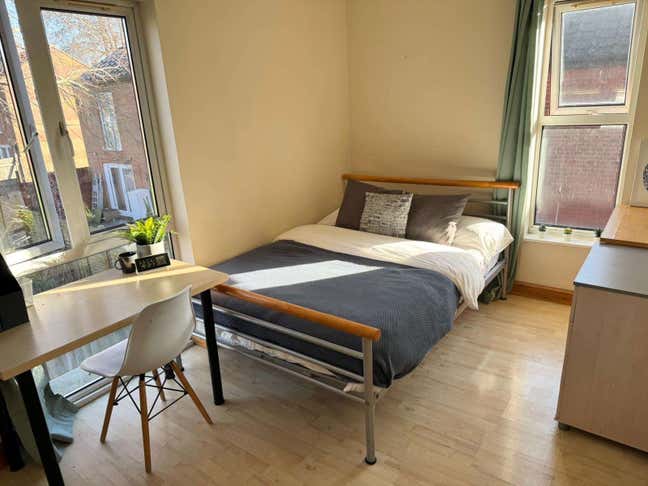 Light & Spacious Double Room MK13 Main Photo