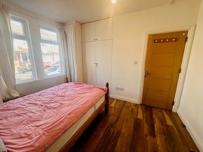 Large Double Room Sharing Bathroom 1 Person Main Photo