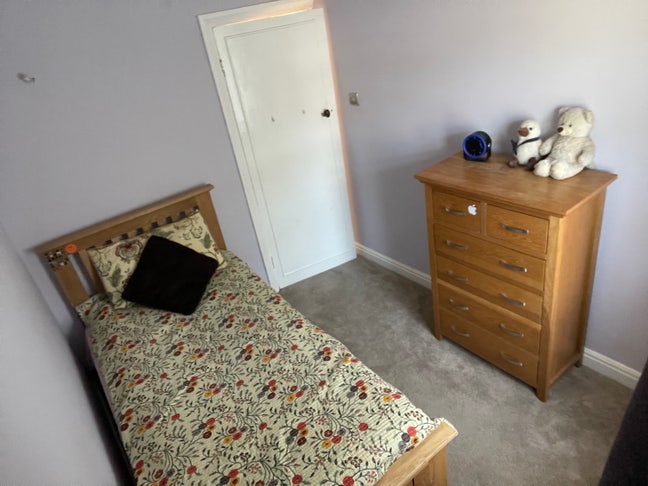 Quite spacious room for rent Main Photo