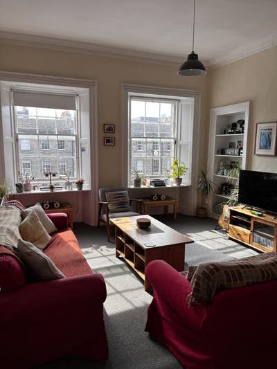 Spacious double room available in central flat Main Photo