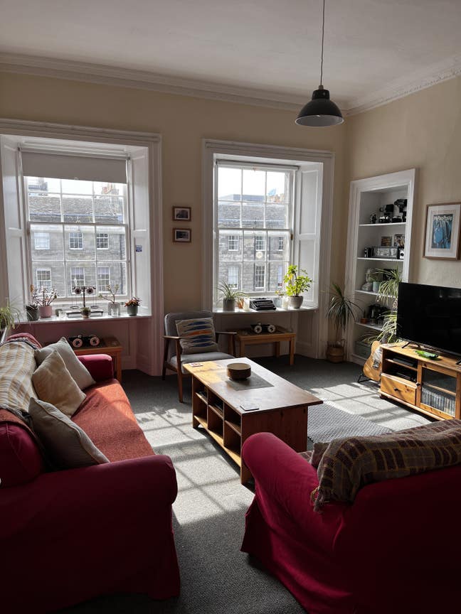 Spacious double room available in central flat Main Photo