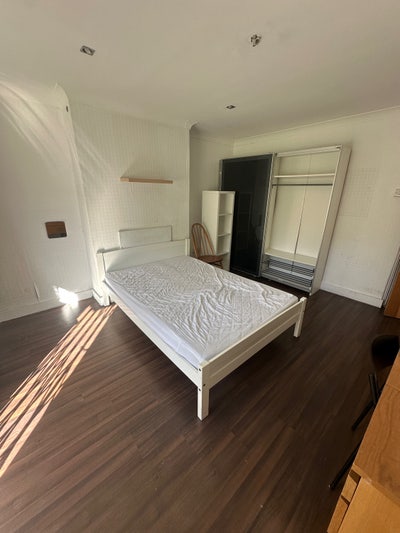 Double bedroom in 3 bed flat near old street Main Photo