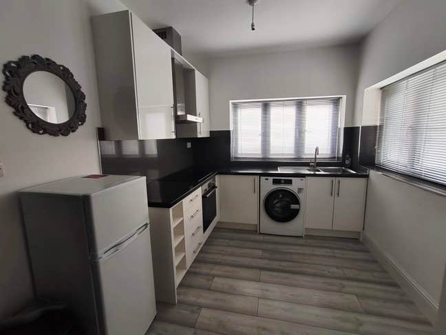  Modern Studio - Halesowen Road Cradley Heath B64 Main Photo