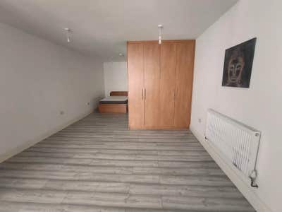  Modern Studio - Halesowen Road Cradley Heath B64 Main Photo