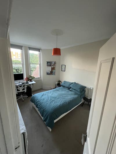 Spacious double room close to public transport Main Photo