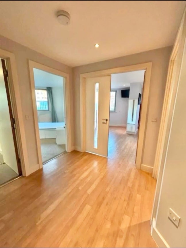 Looking for a flatmate -spacious double pvt shower Main Photo