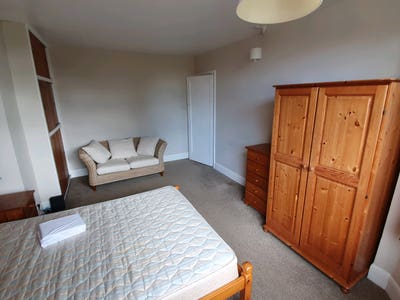 Huge double in shared 4 bed young professional 🏡 Main Photo