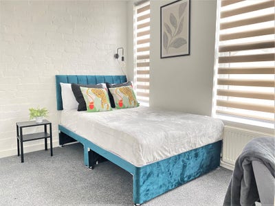  Great  bright  room  –  4  People  Only  -  CV2 Main Photo