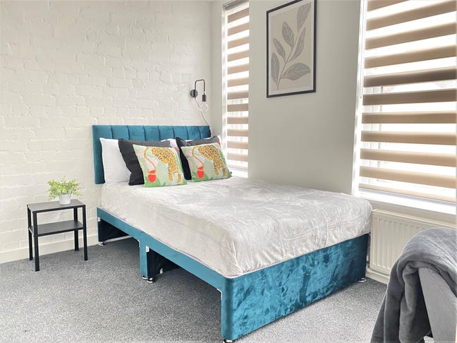  Great  bright  room  –  4  People  Only  -  CV2 Main Photo