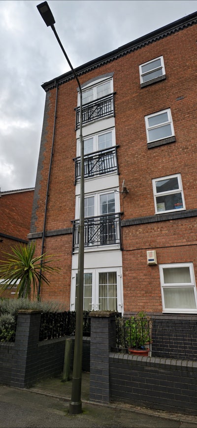 Massive 3 Bed Apartment Schooner Way Main Photo