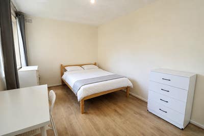 Spacious Room 10mins to Queen's Park/ High Street Main Photo