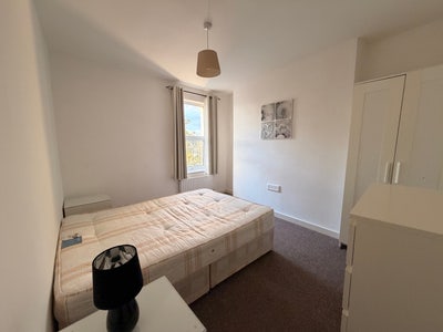Spacious Double Room – Stratford E15 Main Photo