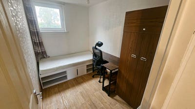 One bedroom in central location Main Photo