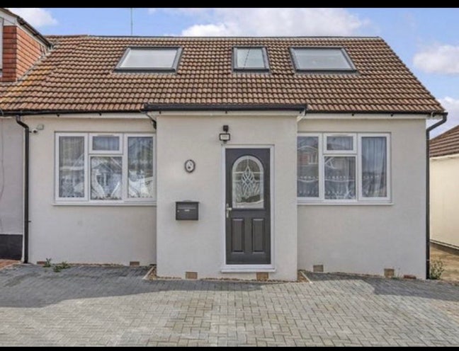 Studio flat for rent in Barkngside (Ilford) Main Photo