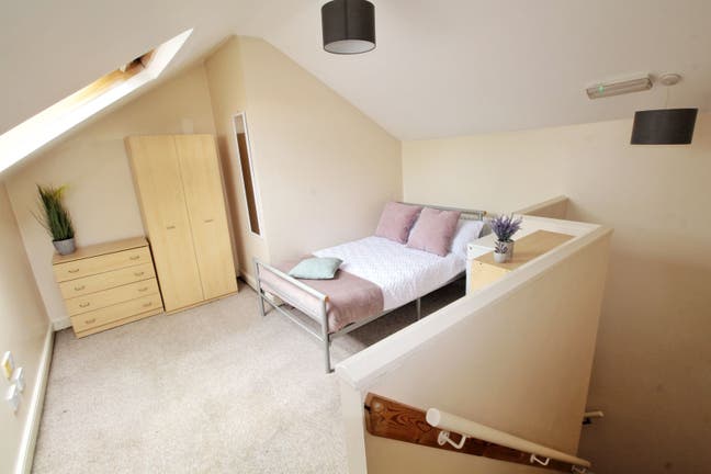  Spacious Double Room | &pound;100 OFF 1ST MONTH! Main Photo