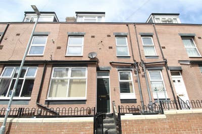 Two Bedroom Mid-Terrace Property in LS9. Main Photo