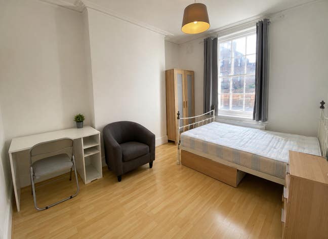 Spacious Double Bedroom in Garden Flat Main Photo
