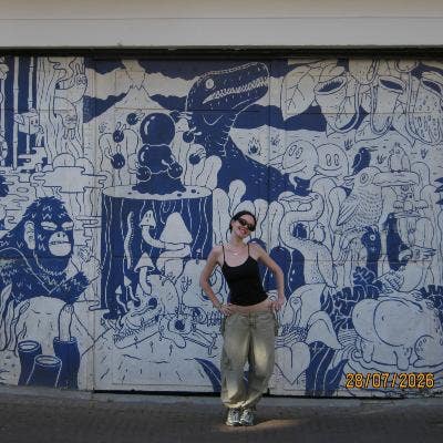 21F, professional & tidy, looking for a room Main Photo