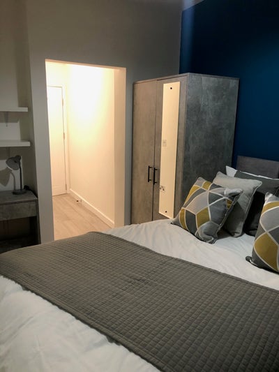 NW10 Hanger Lane Ensuite  Room - One Person Only Main Photo