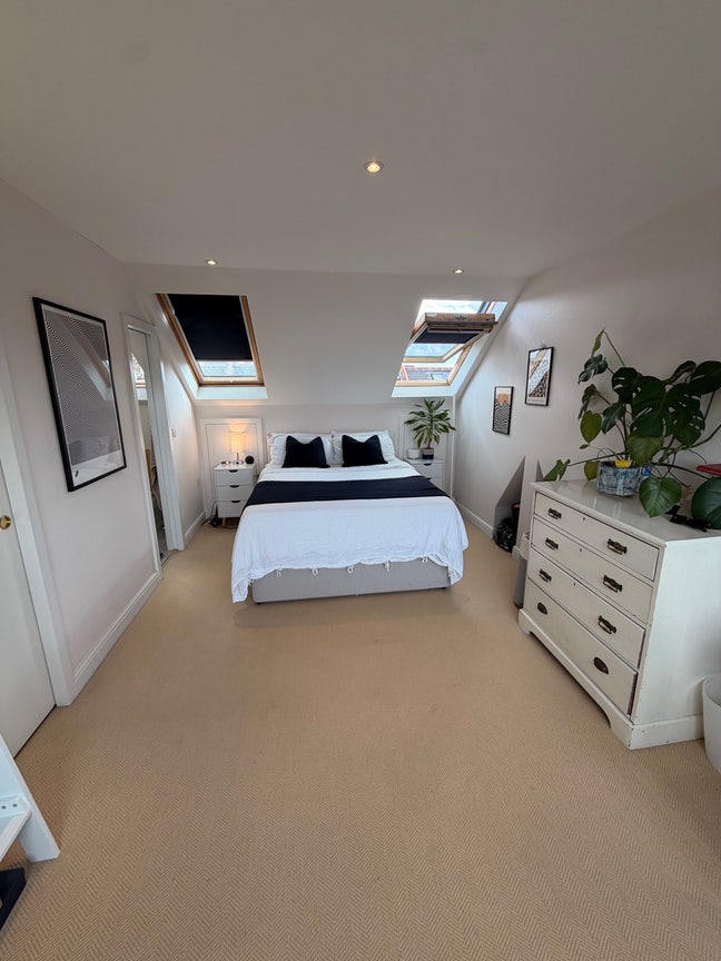 Loft conversion with en-suite and walk-in wardrobe Main Photo