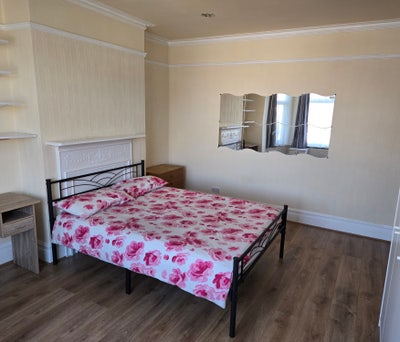 Spacious Double room in Friendly house Main Photo