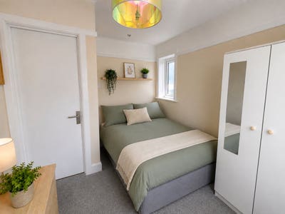 5 Bed Shared House – Town Centre, Train, JPM & RBH Main Photo