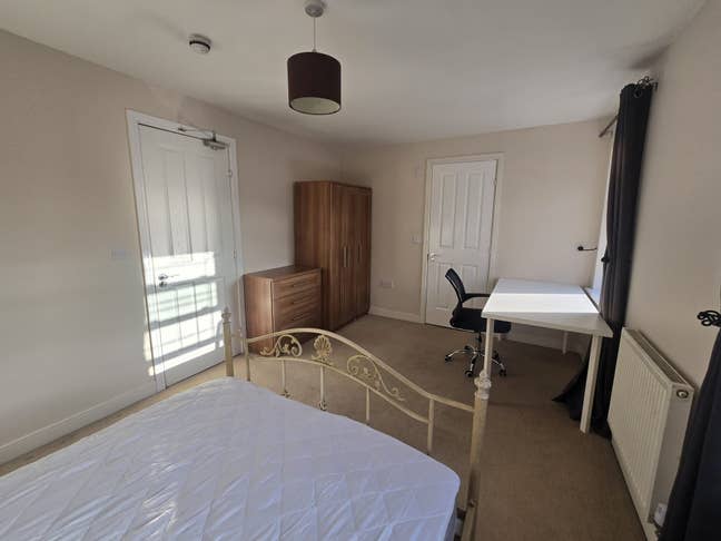 ✨ 🏡 Large Double Room with Private Ensuite✨ Main Photo