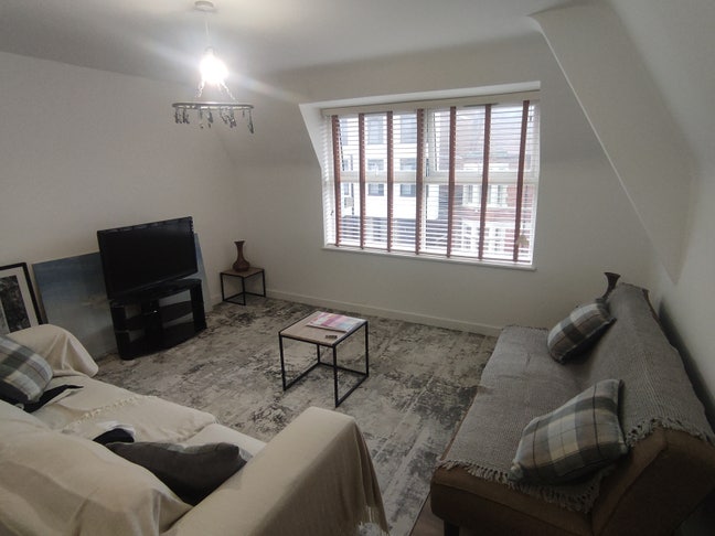 Double bedroom by train station, city centre Main Photo
