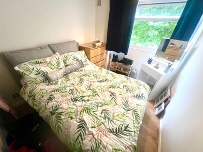 Double room to let in central Weybridge  Main Photo