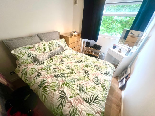 Double room to let in central Weybridge  Main Photo