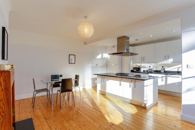 😀📞 ToBig double room / Hanger Lane/ Free parking Main Photo