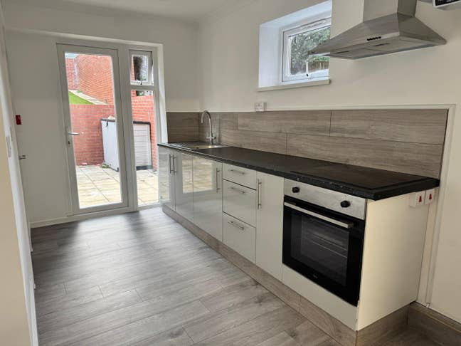 1 Bedroom Apartment with Kitchen and Ensuite  Main Photo