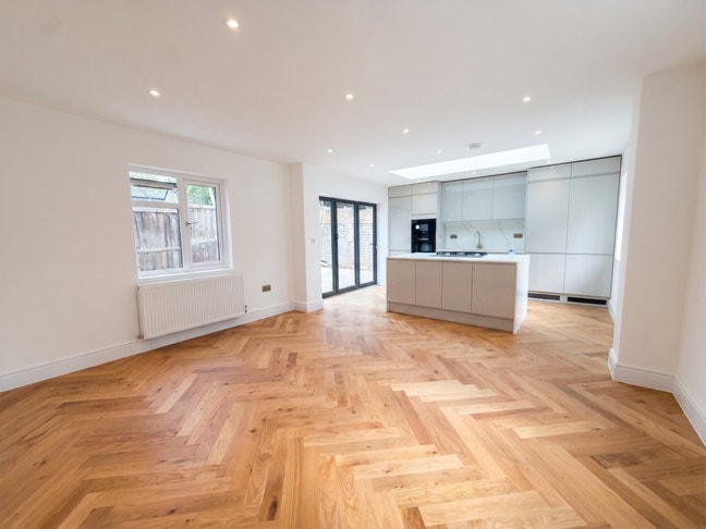 A stunning 5 bedroom house in North Finchley N12 Main Photo
