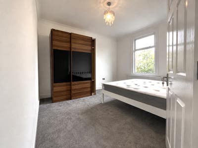 🔥Amazingly Massive House W/ 3 Bathrooms 🛁 Main Photo