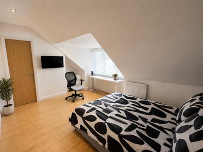 Modern En-Suite Room | 2 Mins to Watford Junction Main Photo