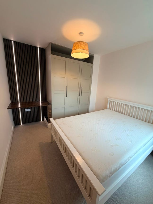 Cosy double room with built in wardrobes and desk  Main Photo