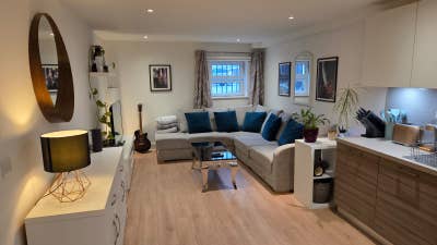 Whole Property - 2 Bedroom Flat - Romford Main Photo