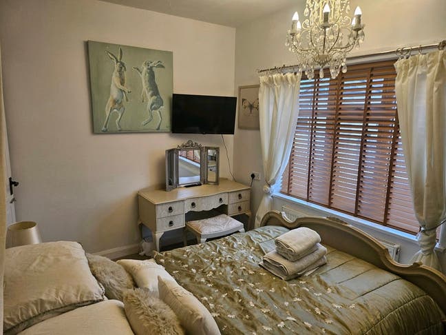 Beautiful Double with own sitting room / office Main Photo