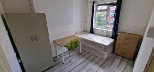 Two  Rooms in Mile End Station near Queen May Uni Main Photo